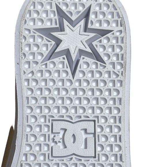 DC Women Trase Platform
Casual Shoes Gold US Size 8.5
NWB Metallic Fabric - Picture 9 of 12